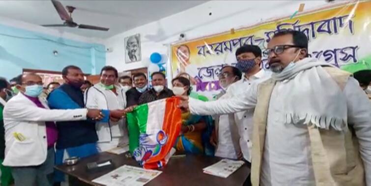 Murshidabad BJP leader joins tmc before municipality vote Murshidabad News: মুর্শিদাবাদে গেরুয়া শিবিরে ভাঙন, তৃণমূলে যোগ দিলেন বিজেপি নেতা