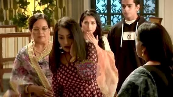 Iss Mod Se Jaate Hain: Buaji slaps Paragi