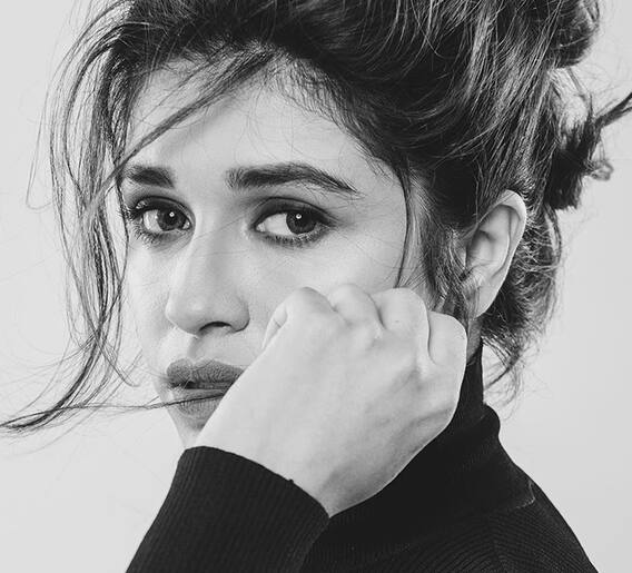 संस्कृती बालगुडेच्या हॉट अदा