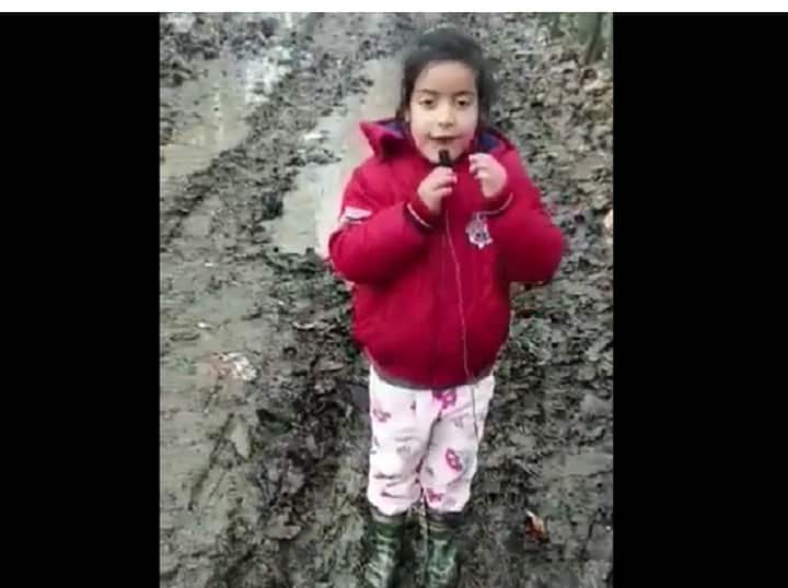 Viral video: Kashmir girl turns reporter to show bad condition of roads Viral video: ”இந்த ரோட்டை பாருங்களேன்..” : செய்தியாளராக மாறி வறுத்தெடுத்த குட்டி சிறுமி..