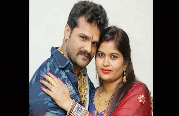 बता दें कि भोजपुरी एक्टर खेसारी लाल यादव शादीशुदा है. उनकी पत्नी का नाम चंदा देवी है, जोकि काफी खूबसूरत है लेकिन लाइमलाइट से दूर रहती हैं.