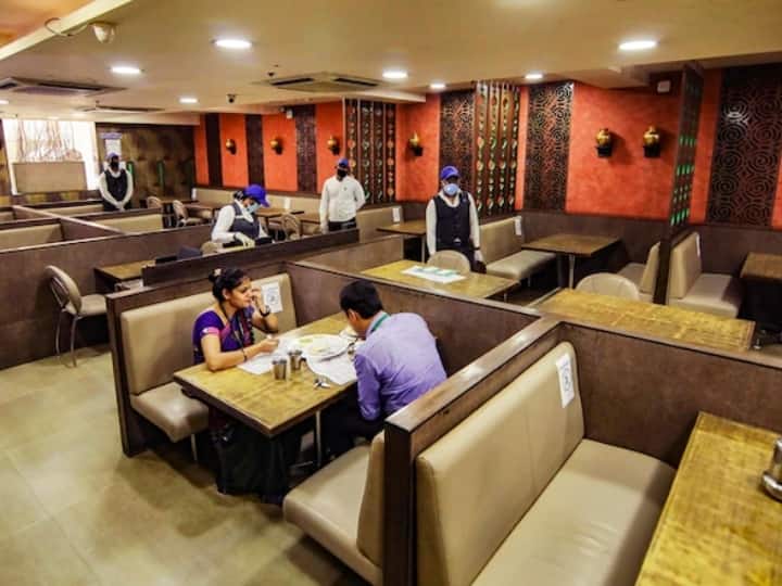 दिल्ली में रेस्तरां-बार में पाबंदी लगने से मालिकों में नाराजगी, फैसले की समीक्षा करने की मांग
