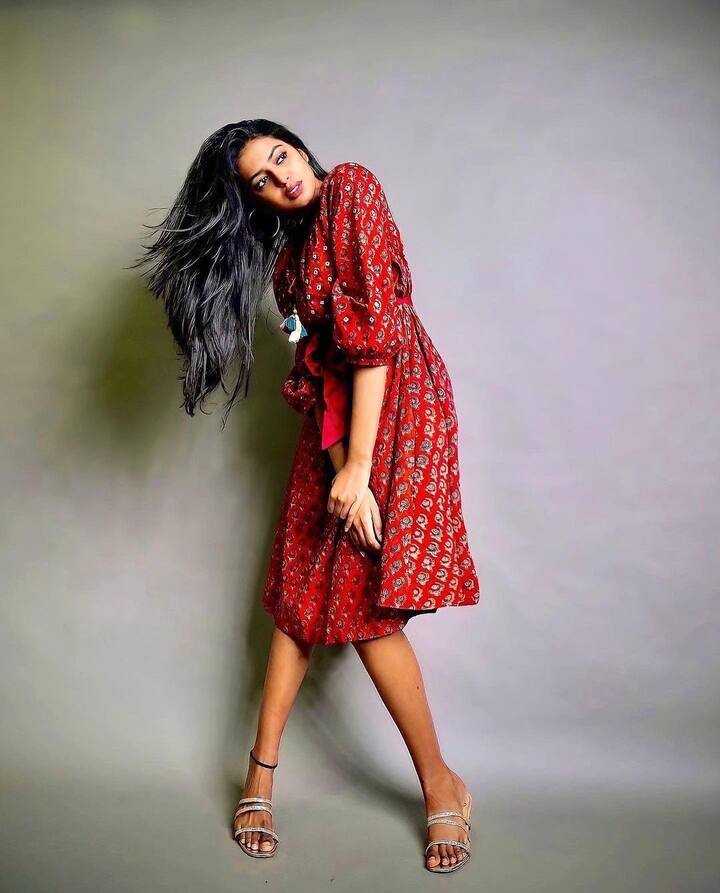 கோலி குண்டு கண்ணு  கோவ பழ உதடு