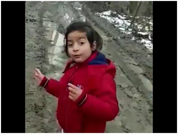 Little Kashmiri Girl Turns Journalist To Report Bad Condition Of Roads |  WATCH