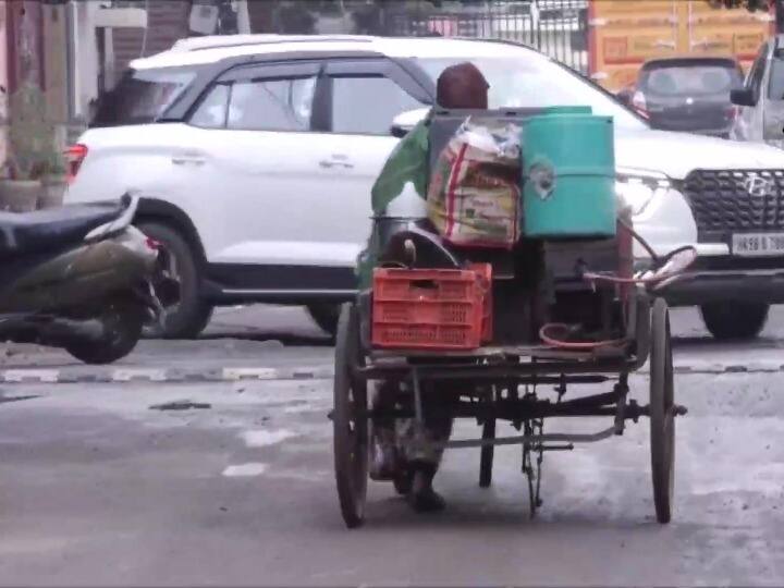 कोरोना के बढ़ते संकट के बीच एक बार फिर मजदूरों के घर वापस लौटने की तस्वीरें सामने आ रही हैं. कोविड 19 की रोकथाम के लिए लगाई गईं पाबंदियों के चलते मजदूर पलायन करने को मजबूर नजर आ रहे हैं