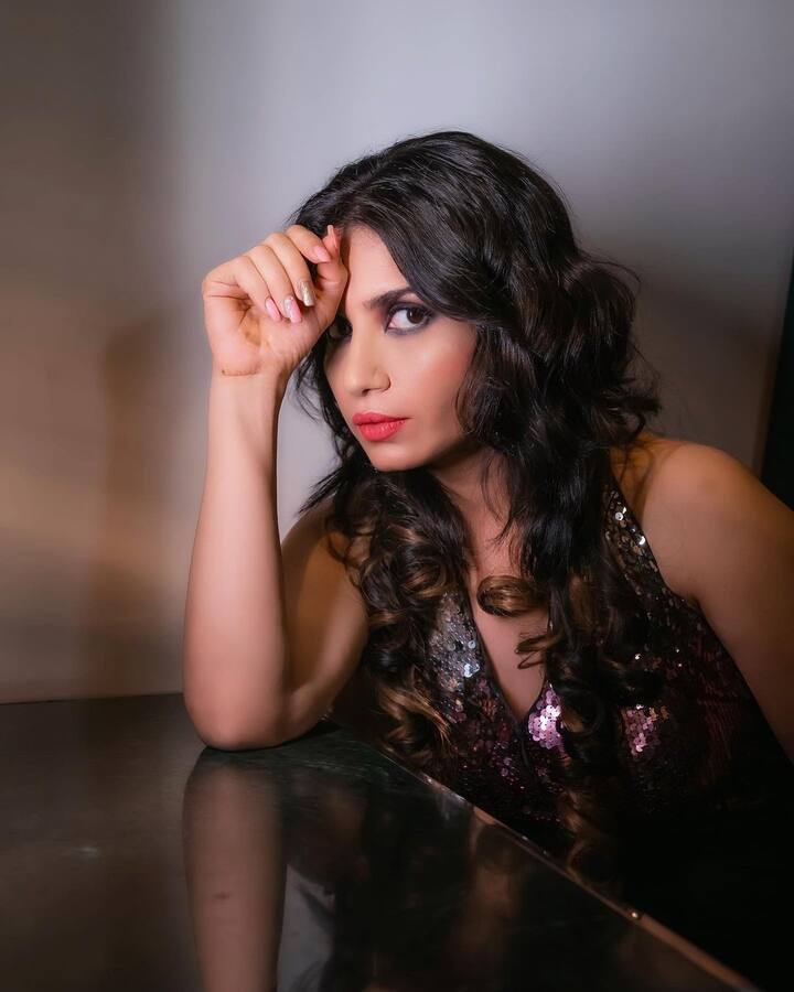 तारक मेहता का उल्टा चश्मा में रीटा रिपोर्टर की भूमिका निभाने वाली प्रिया आहूजा रियल लाइफ में बहुत ही ज्यादा ग्लैमरस हैं.