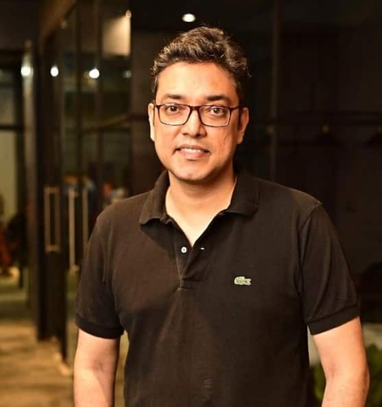 'হেমলক সোসাইটি'র গান 'এখন অনেক রাত'।