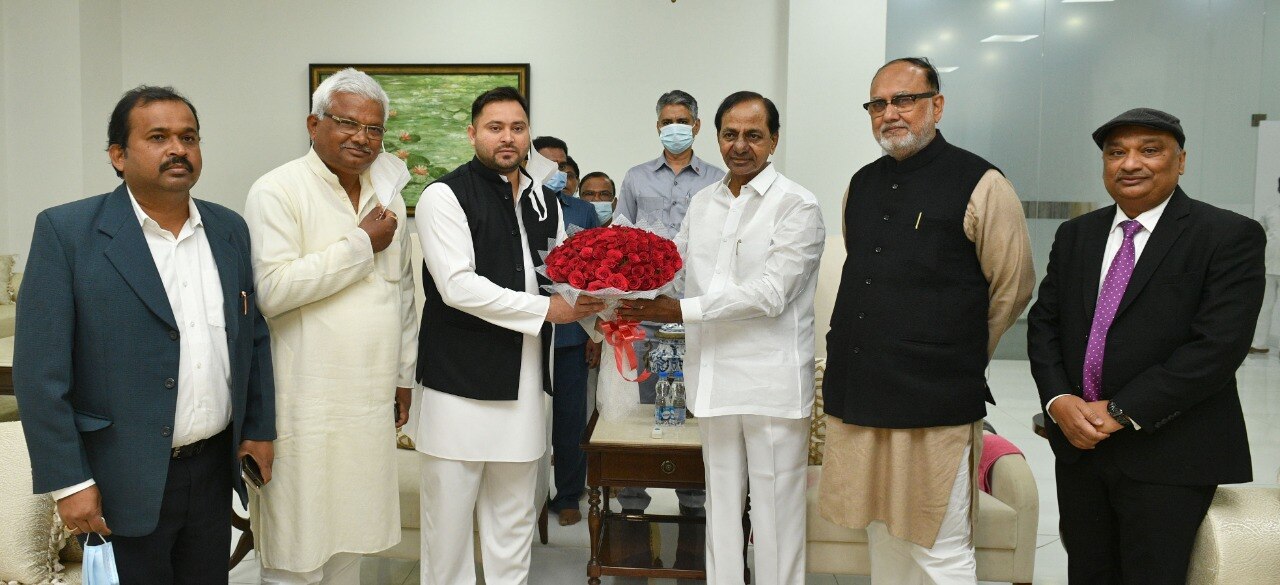 KCR Tejaswi Yadav :  ప్రగతి భవన్‌కు బీహార్ ప్రతిపక్ష నేత.. జాతీయ రాజకీయాలపై కేసీఆర్ కీలక చర్చలు ...