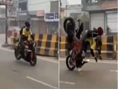 Watch: माशूका को बाइक पर बिठाकर स्टंट करने के चक्कर में औंधे मुंह गिरा लड़का, करा ली किरकरी