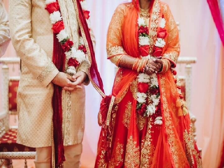 इस योजना का लाभ केवल उन दंपति को मिल सकता है जिन्होंने पहली बार शादी की हो. अगर किसी एक की भी एक से अधिक शादी हुई है तो उन्हें इस योजना का लाभ नहीं मिलेगा. (PC: Freepik)