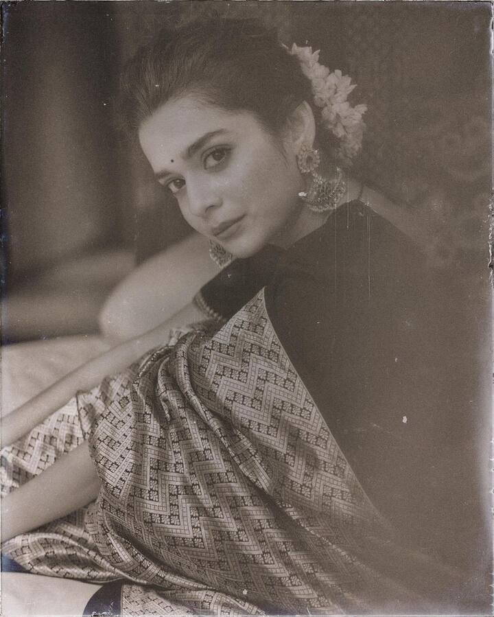 रंगीत फोटोप्रमाने ब्लॅक अँड व्हाईटमध्येही या अभिनेत्री तेवढ्याच सुंदर दिसतात.