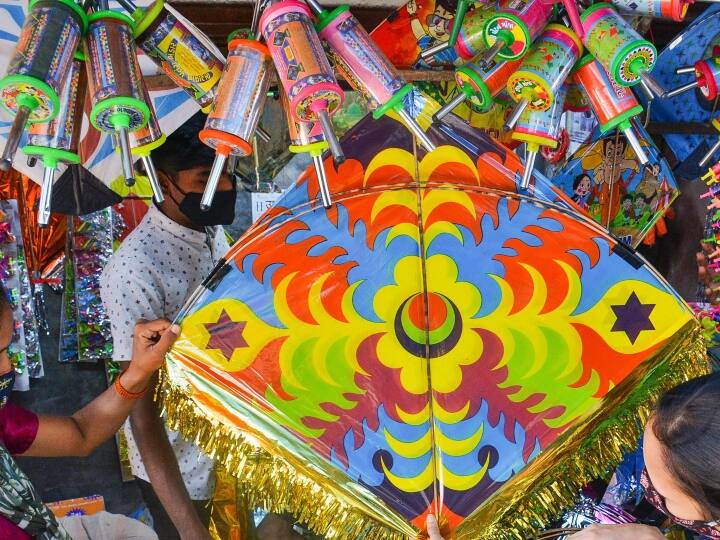 Makar Sankranti 2023 Kite Flying Illegal In India Know Indian Aircraft Act Of 1934 मकर संक्रांतीला पतंग उडवायचाय? आधी सरकारकडून परमिट घ्या, अन्यथा होईल अटक