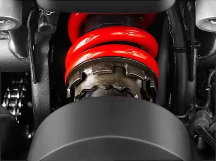 Honda CB300R-এ 6 স্পিড ম্যানুয়াল গিয়ারবক্স দেওয়া হয়েছে। এর এক্স-শোরুম মূল্য 2.77 লাখ টাকা। 2019 সালে যখন এই   বাইকটি ভারতে লঞ্চ করা হয়েছিল, তখন এর দাম ছিল 2.41 লক্ষ টাকা।