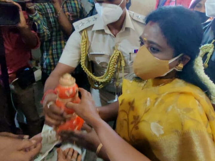 பொங்கல் பரிசு தொகுப்பில் பானையையும் சேர்த்து கொடுங்க...! - ஆளுநர் தமிழிசையிடம் கோரிக்கை வைத்த தொழிலாளிகள்