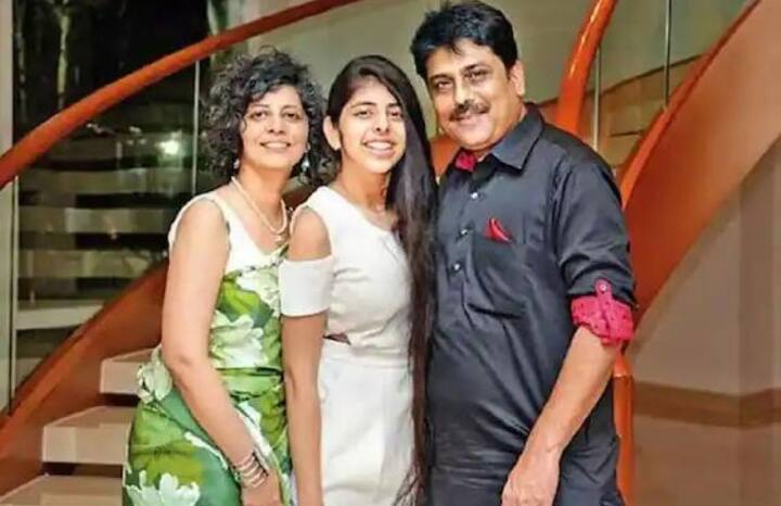 शैलेश लोढ़ा पिछले 13 सालों से तारक मेहता का उल्टा चश्मा में मेहता का रोल प्ले कर रहे हैं. शो में अब तक उनकी कोई औलाद नहीं है लेकिन असल जिंदगी में वो एक बेटी स्वरा के पिता हैं. (फोटो – सोशल मीडिया)