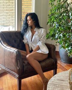 Esha Gupta Quarantine Photos: कोरोना पॉजिटिव ईशा गुप्ता ने आइसोलेशन में दिखाई अपनी हालत, सिर्फ एक शर्ट पहने काउच पर पड़ी दिखीं