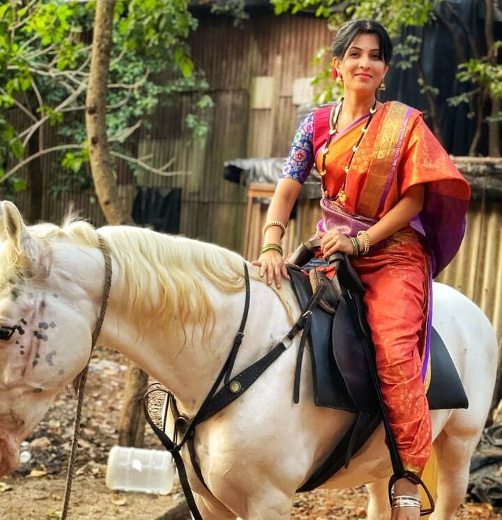 माधवी नेहमीच तिचे फोटो आणि व्हिडीओ सोशल मीडियावर शेअर करत असते.