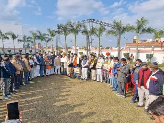 UP Election 2022: चुनाव से पहले बसपा को झटका- पूर्व जिलाध्यक्ष समेत सैकड़ों कार्यकर्ता बीजेपी में शामिल, लगाया ये आरोप UP Election 2022: चुनाव से पहले बसपा को झटका- पूर्व जिलाध्यक्ष समेत सैकड़ों कार्यकर्ता बीजेपी में शामिल, लगाया ये आरोप