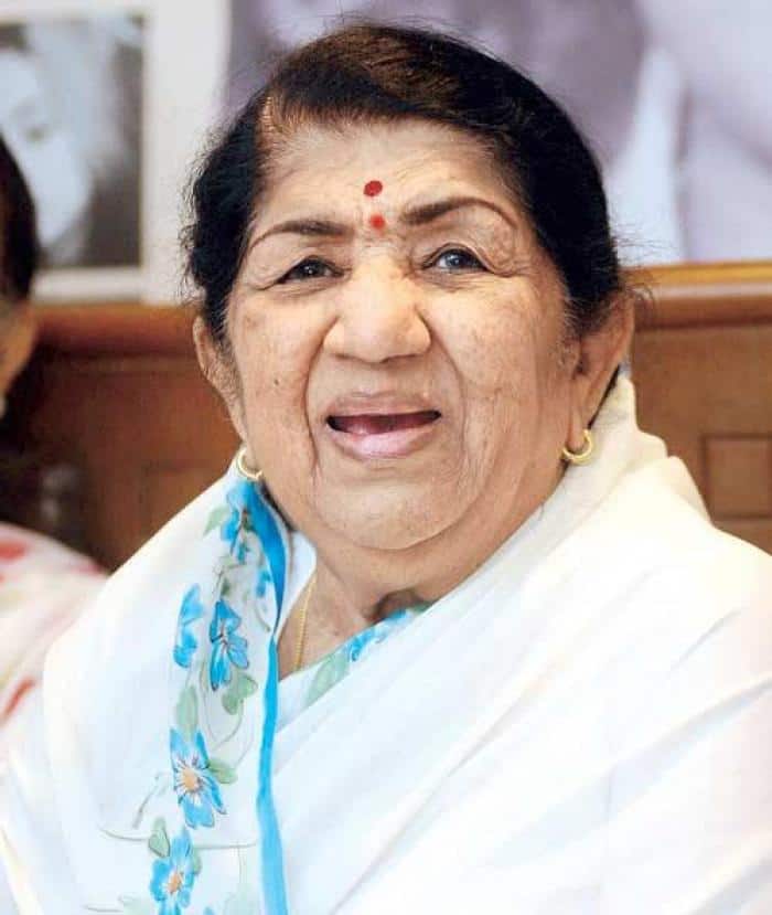 Lata Mangeshkar Health Bulletin : Has Slightly Improved Lata Mangeshkar Health Bulletin : જાણીતા સિંગર લતા મંગેશકરની તબિયતને લઈને આવ્યા મોટા સમાચાર