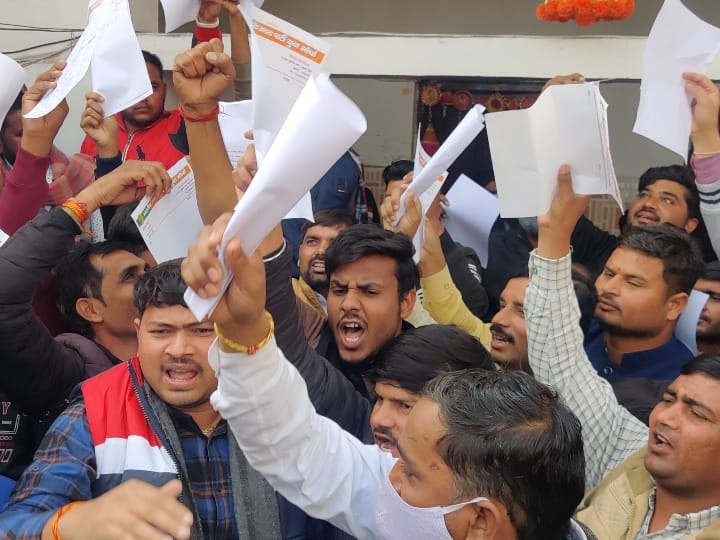Agra Fear of not getting ticket to BJP MLA Ram Pratap Singh Chauhan huge anger among supporters ANN UP Election 2022: बीजेपी MLA राम प्रताप सिंह चौहान को टिकट ना मिलने का डर, समर्थकों में भारी रोष, जानें- पूरा मामला