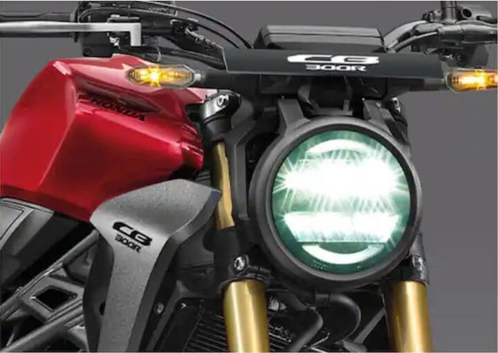 Honda CB300R সামনের দিকে একটি 296mm হাব-লেস ফ্লোটিং ডিস্ক ব্রেক ও ডুয়াল-চ্যানেল ABS সহ পিছনে একটি   220mm রেয়ার ডিস্ক ব্রেক রয়েছে। সাসপেনশন সেটআপে সোনালি ডাউন ফ্রন্ট ফর্ক রয়েছে।