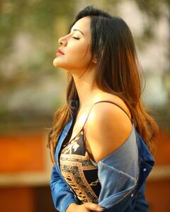 Ashu Reddy Photos: అందాలు ఆరబోసేది అవకాశాల కోసమేనా... అషూ రెడ్డి హాట్ ఫోజులు