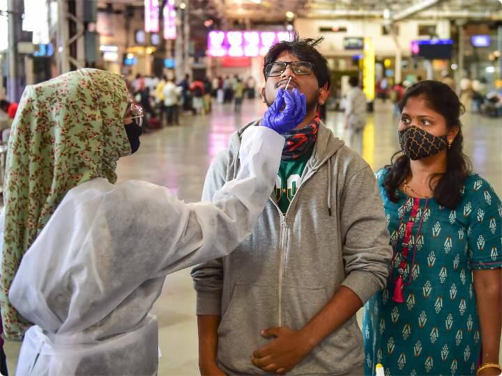 देश में सबसे ज़्यादा एक्टिव मामलों की संख्या महाराष्ट्र में है जहां ये आंकड़ा 2,25,199 तक पहुंच गया है. पिछले हफ़्ते महाराष्ट्र में एक्टिव मामलों की संख्या 70000 थी. सबसे ज़्यादा एक्टिव मामलों की संख्या के मामले में बंगाल दूसरे नम्बर पर है जहां इसकी संख्या 1,02,236 है. एक हफ़्ते में बंगाल में एक्टिव मामलों की संख्या में चार गुना बढोत्तरी दर्ज़ की गई है. एक्टिव मामलों की संख्या के हिसाब से तमिलनाडु और दिल्ली क्रमशः तीसरे और चौथे स्थान पर है.