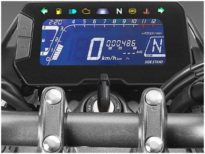 Honda CB300R में डिजिटल इंस्ट्रूमेंट क्लस्टर, चंकी और मस्कुलर फ्यूल टैंक, स्प्लिट सीट्स, स्लीक एलईडी टेललाइट, कॉन्ट्रास्टिंग एग्जॉस्ट, ब्लैक अलॉय व्हील्स, इंजन ब्लॉक प्रोटेक्टर जैसे एलिमेंट्स हैं. जो मोटरसाइकिल में प्रीमियम विज़ुअल अपील देते हैं. 