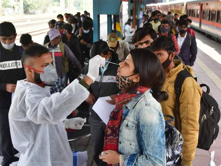 सरकार ने कहा है कि वैक्सीन का काम संक्रमण रोकने से ज़्यादा संक्रमण की गम्भीरता को रोकना है. सरकार के मुताबिक़ दुनिया भर के आंकड़ों से साफ़ है कि जिन लोगों ने वैक्सीन ले रखी है उनमें से ज़्यादातर को संक्रमण के बाद अस्पताल की ज़रूरत नहीं पड़ रही है. वहीं, सरकार के मुताबिक़ अभी तक ओमिक्रोन से देश में एक व्यक्ति की मौत हुई है.