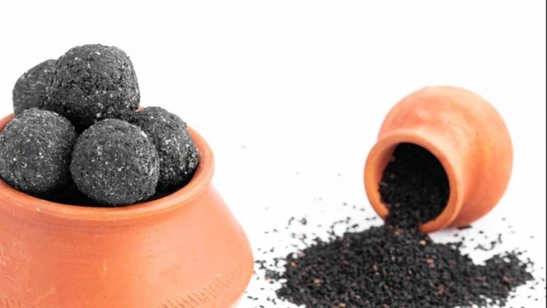 Makar Sankranti 2022: मकर संक्रांति पर काले तिल के लड्डू खाने की परंपरा क्यों है प्रचलित, जानें इसका कारण makar sankranti 2022 know why eating black til laddu is tradition on this day Makar Sankranti 2022: मकर संक्रांति पर काले तिल के लड्डू खाने की परंपरा क्यों है प्रचलित, जानें इसका कारण