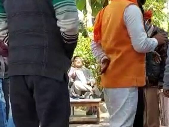 Gorakhpur News: बीजेपी विधायक ने गुस्से में महिला के मुंहपर एप्लीकेशन फेंककर दी गाली, महिला पहुंची थाने Gorakhpur News: बीजेपी विधायक ने गुस्से में महिला के मुंहपर एप्लीकेशन फेंककर दी गाली, महिला पहुंची थाने