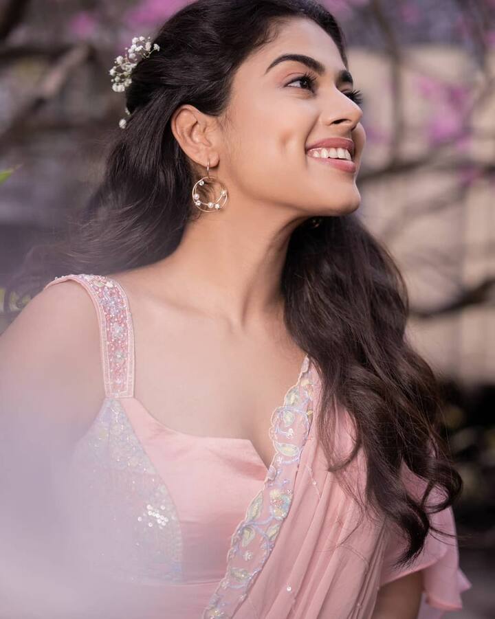 சிட்டு குருவி ஒன்று ஸ்நேக பார்வை கொண்டு வட்ட பாறையின் மேல் என்னை வா வா என்றது