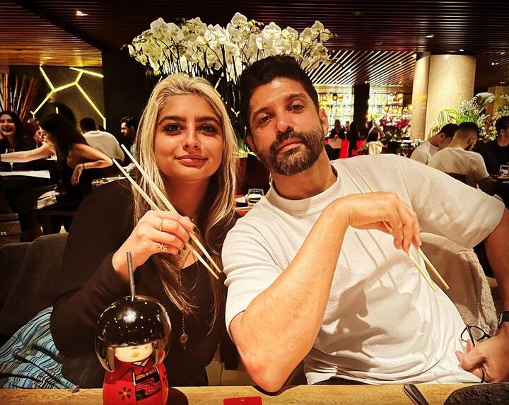 फरहान अख्तर (Farhan Akhtar) की बेटी का नाम शाक्य (Shakya) है जो कि भगवान बुद्ध का ही एक नाम है.