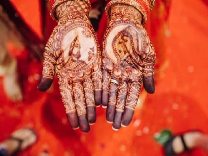 शादी करने के बाद कपल को सबसे पहले अपनी शादी को कोर्ट में रजिस्टर करवाना होगा. इसके बाद हलफनामा दायर करके Marriage Certificate बनवाना होगा. इसके बाद इस योजना के लिए आवेदन करें. (PC: Freepik)