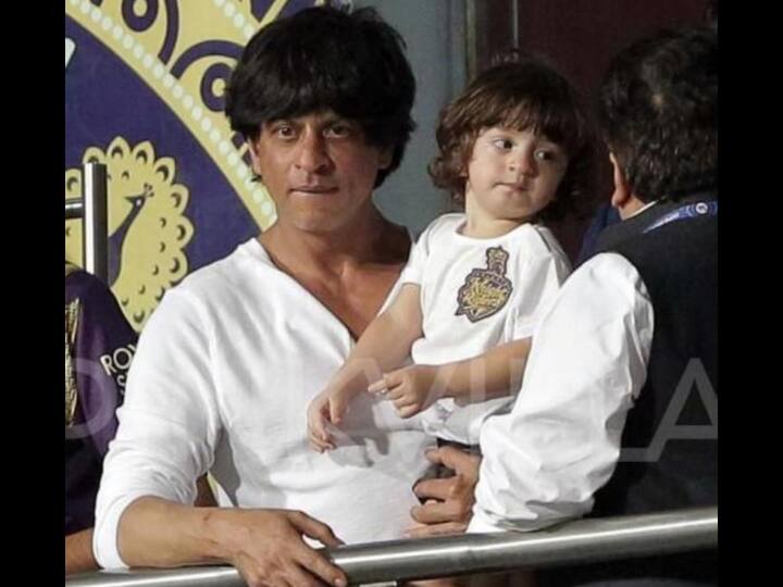 सुपरस्टार शाहरुख खान (Shah Rukh Khan) और वाइफ गौरी (Gauri) सरोगेसी से जब तीसरी बार पेरेंट्स बने तो उनके घर एक बेटे का जन्म हुआ, जिसका नाम उन्होंने अबराम (Abram) रखा है. आपको बता दें कि यह नाम पैगंबर अब्राहम और भगवान राम के नाम को मिलाकर बना है.