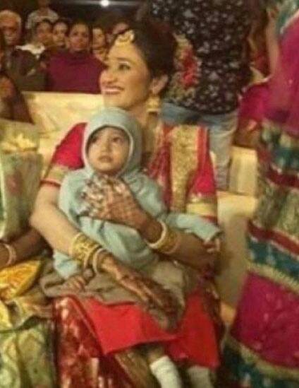 जेठालाल की बात हो रही है तो दयाबेन का जिक्र भी जरूर होगा. दयाबेन यानि दिशा वकानी की एक प्यारी सी बेटी है, जिसका नाम स्तुति बताया जाता है. इस वक्त दिशा वकानी अपना पूरा समय लाडली को ही दे रही हैं. (फोटो – सोशल मीडिया)