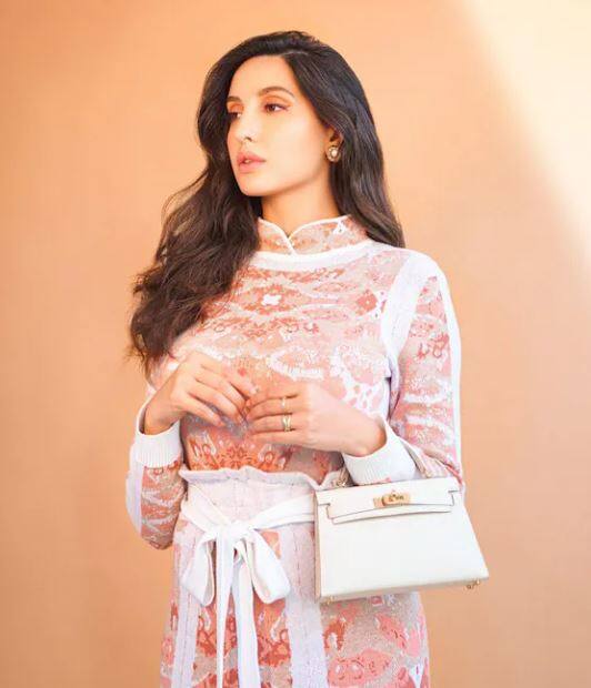 ਨੋਰਾ ਫਤੇਹੀ ਦਾ ਓਰੇਂਜ-ਵ੍ਹਾਈਟ ਡਰੈੱਸ 'ਚ ਸ਼ਾਨਦਾਰ ਲੁੱਕ