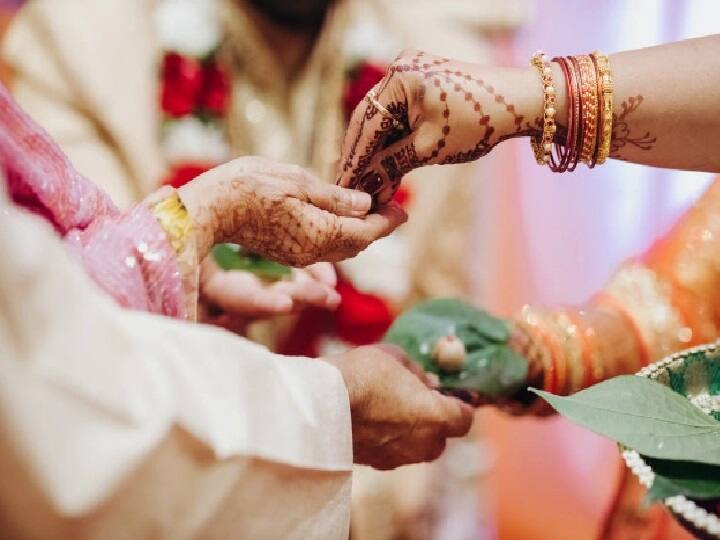 इसके साथ ही दोनों की शादी हिंदू मैरिज एक्ट 1955 के तहत रजिस्टर (Hindu Marriage Act 1955) जरूर होनी चाहिए. कपल को शादी का हलफनामा Submit करना होगा. (PC: Freepik)