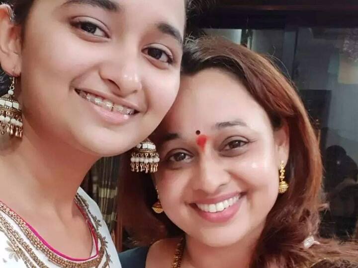 माधवी भाभी का किरदार शो में सोनालिका जोशी निभा रही हैं. अगर बात करें इनकी तो इनकी भी एक बेटी हैं जिसका नाम है आर्या जोशी. सोनालिका परिवार संग मुंबई में ही रहती है. (फोटो – सोशल मीडिया)