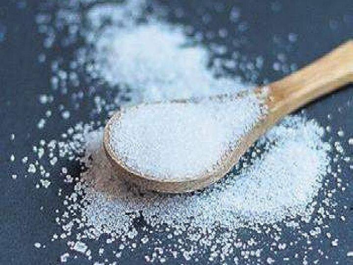 कुंडली में कमजोर सूर्य के कारण व्यक्ति को नौकरी और करियर से जुड़ी समस्याओं का सामना करना पड़ता है. ऐसे में तांबे के लोटे में चीनी डालकर निमयित रूप से सूर्यदेव को अर्घ्य देने से सूर्य की स्थिति मजबूत होती है.
