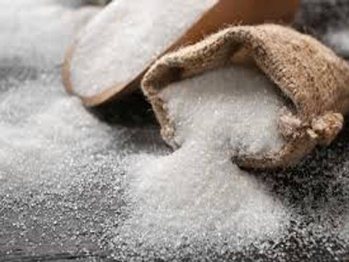 घर से किसी काम के लिए निकलते समय उसमें सफलता पाने के लिए एक तांबे के बर्तन में चीनी और पानी घोलकर रख लें. घर से निकलते समय इस पानी को पी लें. ऐसा माना जाता है कि इससे आपका काम बनने की संभावनाएं और प्रबल हो जाती हैं.