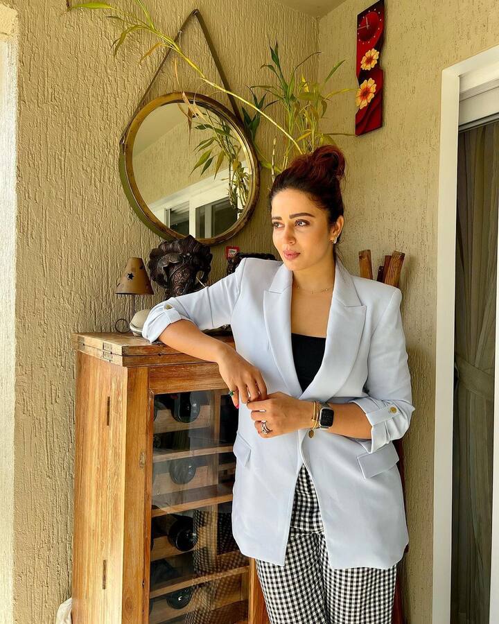 हा पेंडसेला ताप आणि डोकेदुखीचा त्रास होत असल्याने तिने आरटीपीसीआर चाचणी केली होती. त्या चाचणीचा रिपोर्ट निगेटिव्ह आला. त्यामुळे तिने घरी पुन्हा एकदा चाचणी केली त्याचा रिपोर्ट मात्र पॉझिटिव्ह आला. त्यानंत तिने पुन्हा एकदा चाचणी केली असून त्याचा रिपोर्ट पॉझिटिव्ह आला आहे.  (photo:nehhapendse/ig)