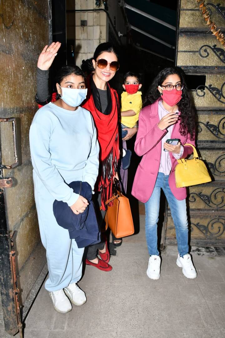 आड बांद्रा में स्पॉट हुईं एक्ट्रेस सुष्मिता सेन दोनों बेटियों अलीसा और रेने के साथ दिखीं लेकिन उनके साथ मौजूद एक नए सदस्य ने कैमरों का फोकस छीन लिया.
