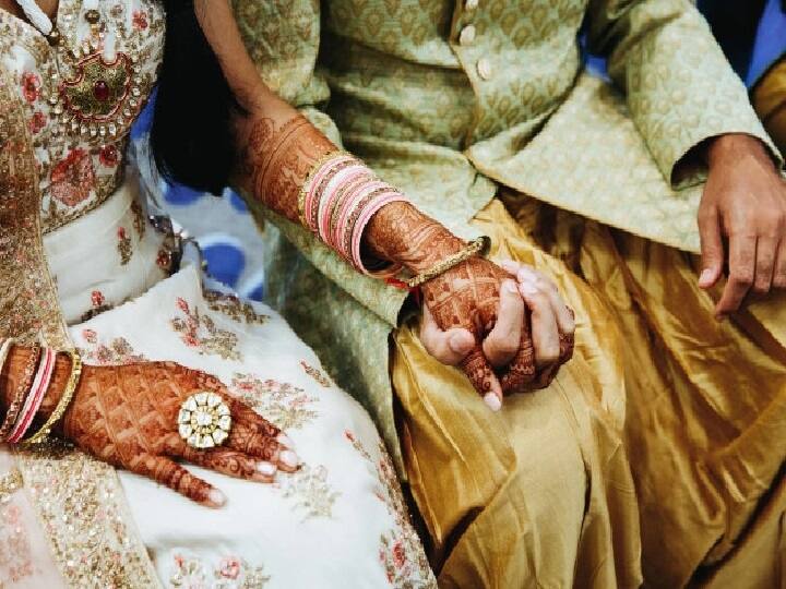 Inter Caste Marriage Financial Assistance by Government: आज के दौर में भी हमारे समाज में अंतरजातीय विवाह (Inter Caste Marriage) को लेकर लोगों की सोच संकीर्ण बना हुई है. लोग आज भी अंतरजातीय विवाह करने से बचते हैं. (PC: Freepik)