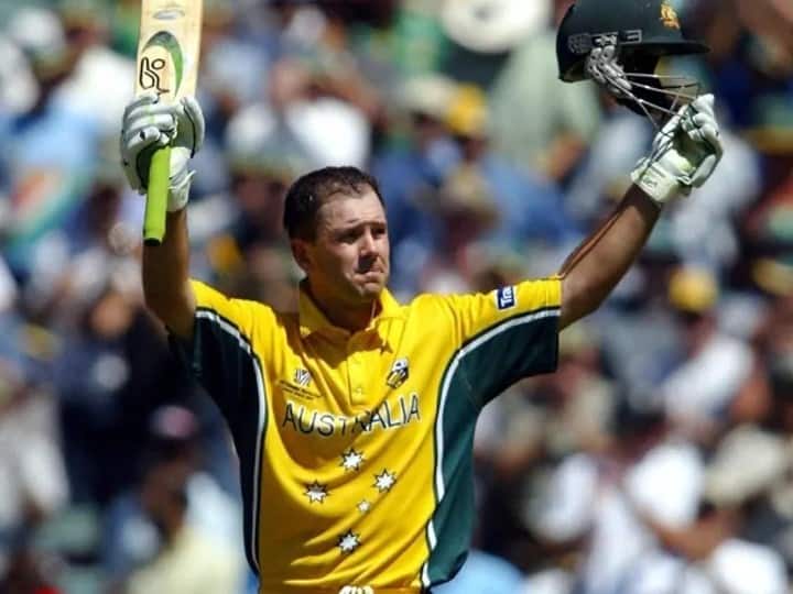 ऑस्ट्रेलिया के रिकी पोंटिंग दूसरे सबसे ज्यादा अंतरराष्ट्रीय मैचों में कप्तानी करने वाले खिलाड़ी हैं. इन्होंने 324 मैच में ऑस्ट्रेलियाई टीम की कमान संभाली. पोंटिंग की कप्तानी में ऑस्ट्रेलिया ने 220 मुकाबले जीते. इस दौरान टीम को महज 77 मैचों में हार नसीब हुई.