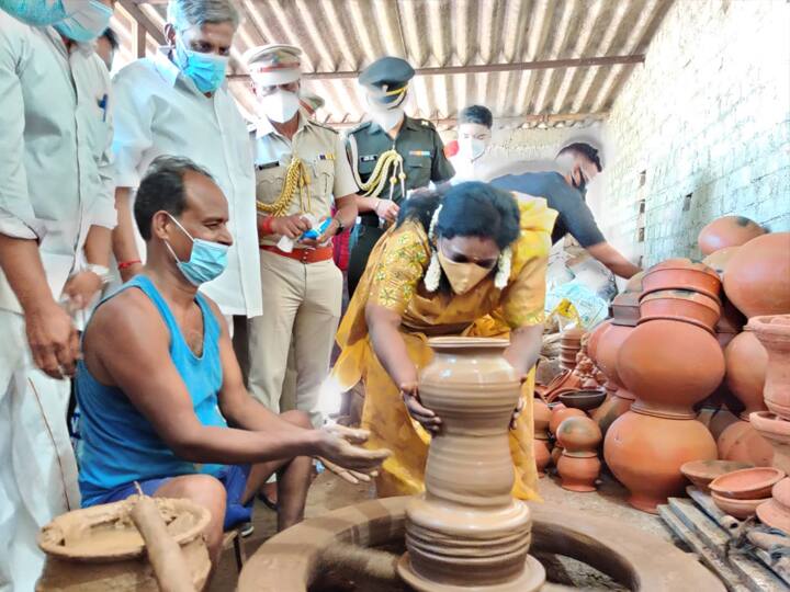 Pottery workers have demanded the governor to give them a free earthen pot with a Pongal gift பொங்கல் பரிசு தொகுப்பில் பானையையும் சேர்த்து கொடுங்க...! - ஆளுநர் தமிழிசையிடம் கோரிக்கை வைத்த தொழிலாளிகள்