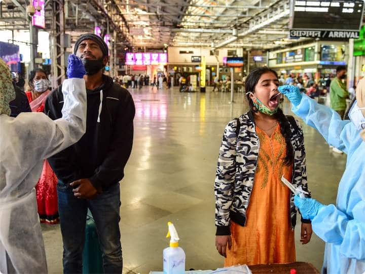 नीति आयोग के सदस्य वीके पॉल ने साफ़ किया है कि कोरोना के मामलों में जो लगातार बढोत्तरी हो रही है जो भी आंकड़े हैं, उससे साफ़ है कि कोरोना के ताज़ा मामलों में जो बढ़ोतरी हुई है वो ओमिक्रोन के चलते ही हो रही है. डॉ पॉल ने आगाह किया कि ओमिक्रोन को हल्के में न लें, उसका स्वरूप चाहे कोई भी हो.