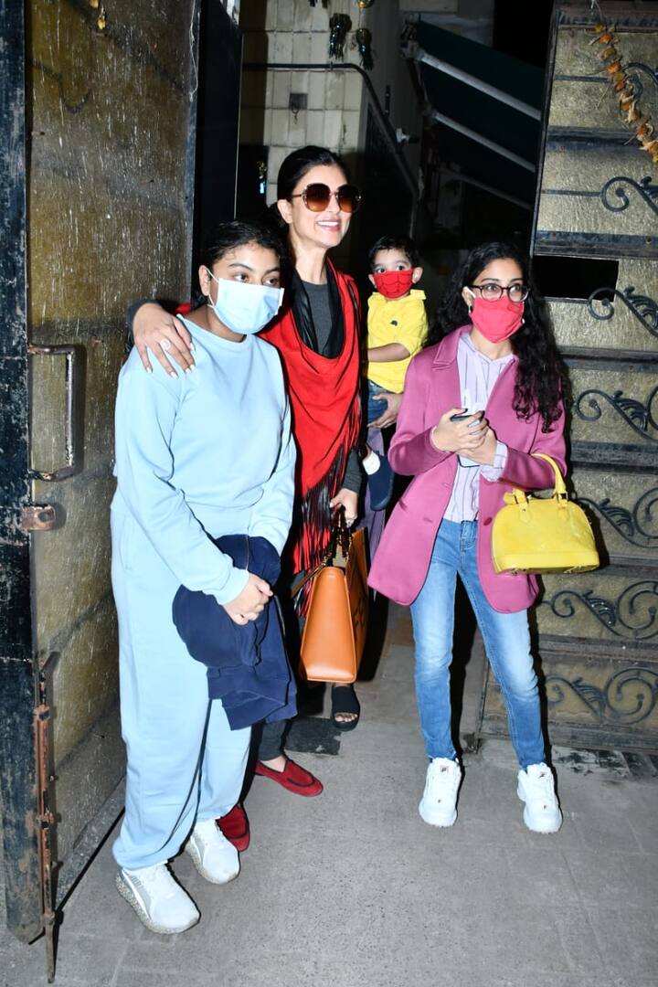 येलो टीशर्ट, ब्लू जींस और चेहरे पर मास्क लगाए ये बच्चा भी तस्वीरों में कैमरों को अचरज भरी नजरों से देखते हुए नजर आया.