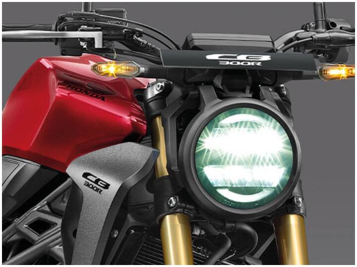 Honda CB300R का डिजिटल इंस्ट्रूमेंट डिस्प्ले कई सारी जानकारी दिखाता है. इसमें इंजन इनहिबिटर के साथ गियर पॉजीशन और साइड स्टैंड इंडिकेटर भी मिलता है. 
