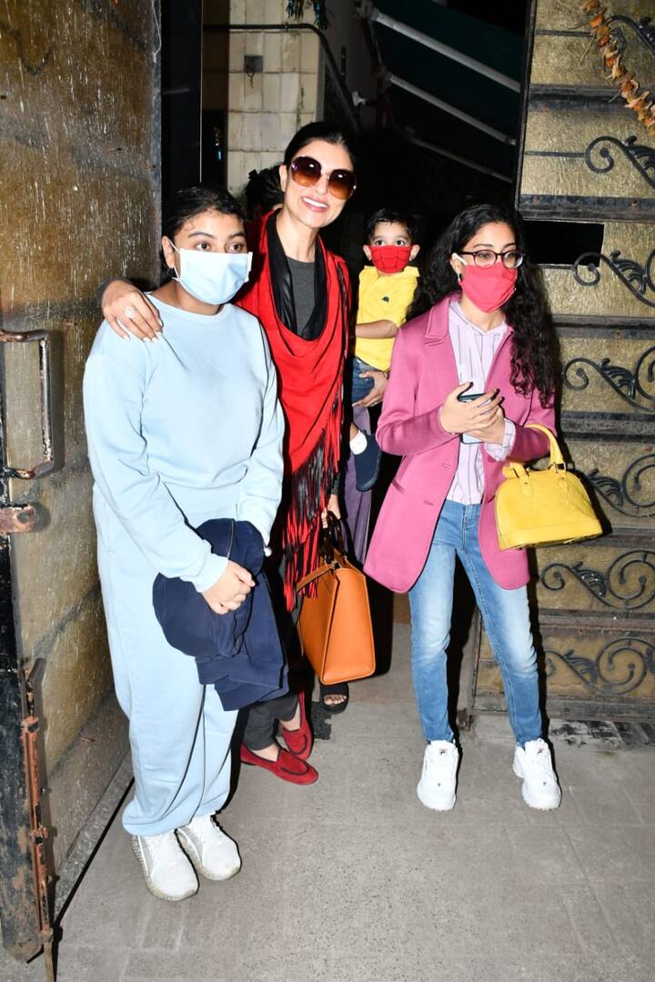 ये कोई और नहीं बल्कि सुष्मिता सेन का गोद लिया हुआ बेटा है. तीनों बच्चों के साथ सुष्मिता ने पैपराज़ी को खूब पोज़ दिए और शानदार फोटो क्लिक करवाईं.